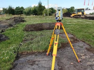 miernik na ziemi obok trawy